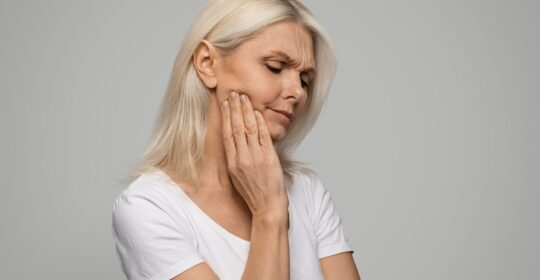 Klikanie i trzaski w żuchwie – Skąd się biorą i jak je leczyć?